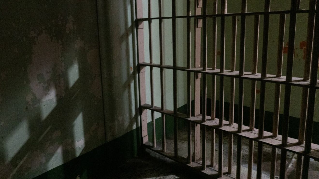 Milionarul care vrea să pună mâna pe Primăria Bucureștiului după Nicușor Dan a făcut o biserică în pușcărie: „Era o magazie înainte”