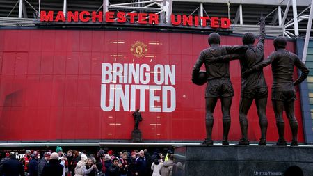 Familia Glazer a vândut 25% din Manchester United cu 1,5 miliarde de euro! Cine e acționarul minoritar care a plătit o avere pentru un sfert din clubul de pe Old Trafford
