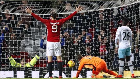 Ibrahimovic a arătat de ce e "King Zlatan"! Manchester United s-a calificat în semifinalele Cupei Ligii Angliei, după o dublă a suedezului! Arsenal, eliminată de echipa lui Gardoș