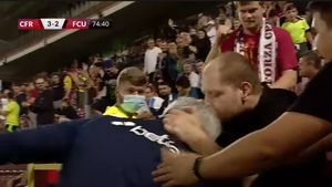 Marius Șumudică, imagini senzaționale! Un suporter l-a pupat pe antrenor, după golul lui Claudiu Petrila din CFR Cluj - FC U Craiova | FOTO