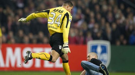 Dacă s-ar aplica legea din Olanda, Steaua ar fi pe locul 7!** Meciul dintre Ajax și Alkmaar se va rejuca pe 19 ianuarie, cu porțile închise