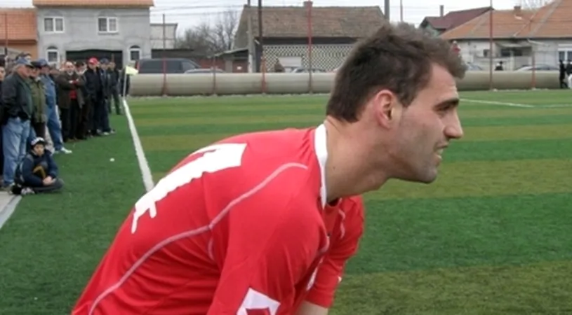 Se antrenează cu juniorii,** dar rămâne sub contract