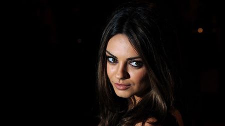VIDEO Mila Kunis a acceptat o invitație în direct la un meci de fotbal! 