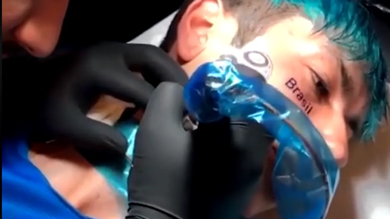 VIDEO | A luat totul prea în serios :). Un fan al Braziliei și-a tatuat  pe față trofeul Campionatului Mondial