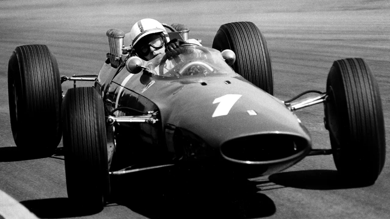 A murit John Surtees, singurul om din lume care a câștigat titlul mondial și în Formula 1, dar și în motociclism

