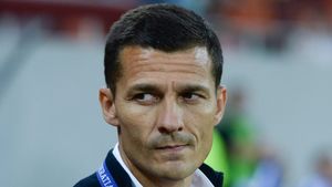 FC Argeș stă pe un butoi cu pulbere: „Favoritismele lui Croitoru au aruncat în aer vestiarul”. Gâlcă admite că a purtat discuții recente pentru banca ”vulturilor”: ”Da, am fost întrebat!” | EXCLUSIV