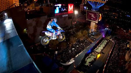 Meddison face spectacol peste Tower Bridge