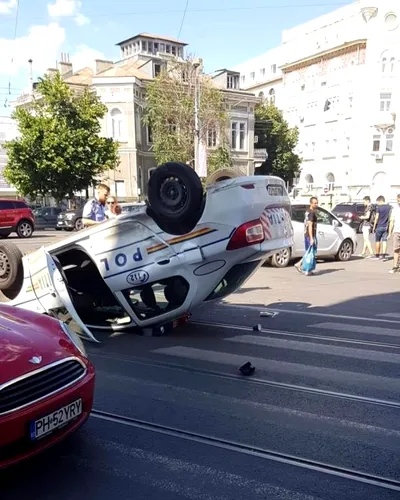 Mașină de poliție răsturnată în București! Ce s-a întâmplat