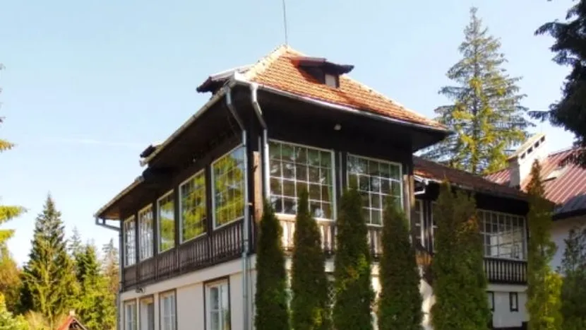 Aşa arată acum fosta vilă de protocol a lui Nicolae Ceauşescu din Predeal! Imagini impresionante cu casa folosită în perioada comunistă 
