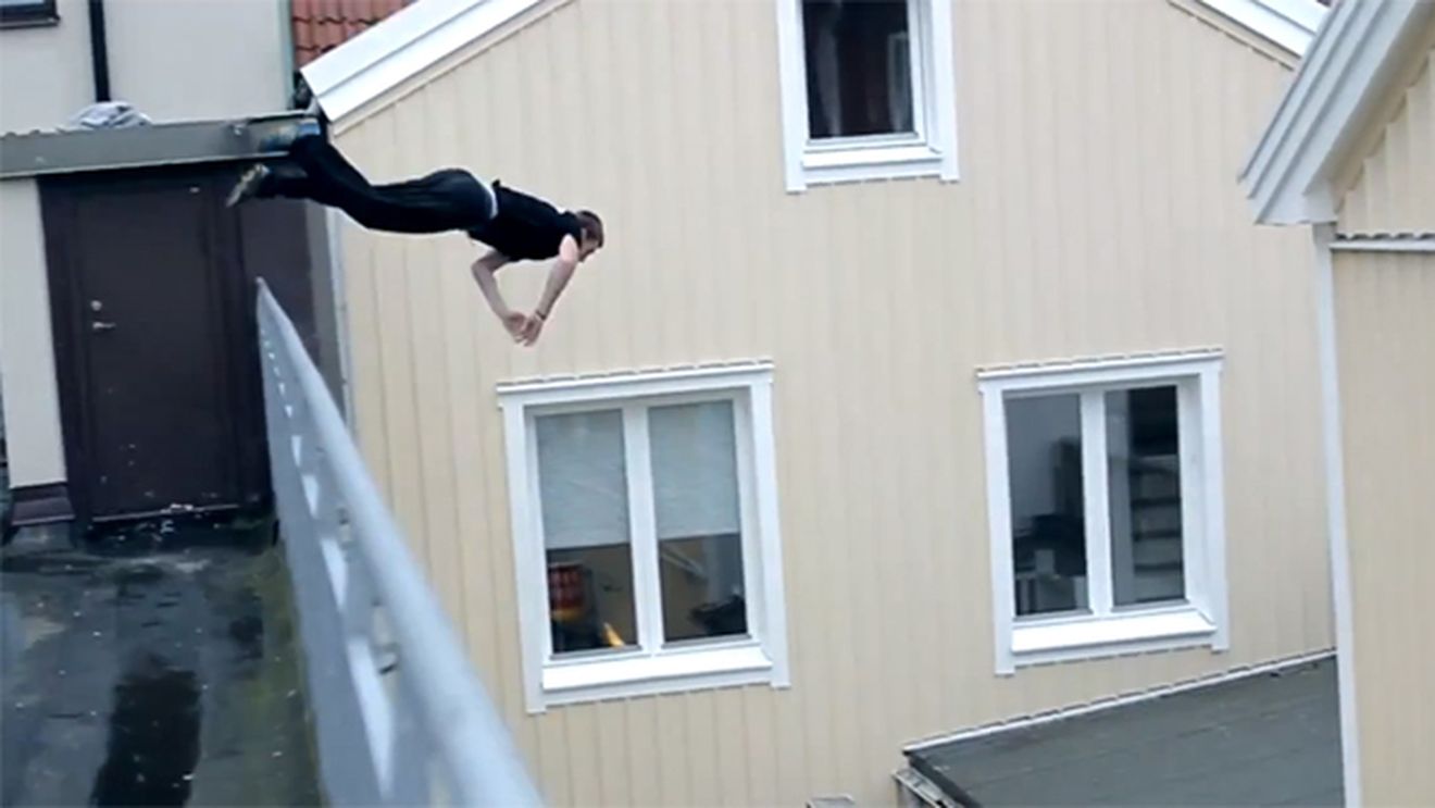 VIDEO TERIFIANT** A "fentat" MOARTEA după un salt spectaculos! Acum e jumătate om, jumătate plăci de titan