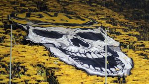 Fotbalistul român care nu s-a speriat de „Zidul galben” din Dortmund. „Când se mișcă suporterii, nu mai știi pe unde să dai mingea”