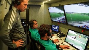 Ultimele pregătiri pentru implementarea sistemului VAR în România! Oficialii FIFA au venit să monitorizeze procesul: „VAR nu va reuși să rezolve toate problemele!” | FOTO