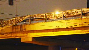 VIDEO "Moșule, ești mincinos, dacă nu vinde Copos"!** Vezi ce bannere de protest au afișat suporterii rapidiști