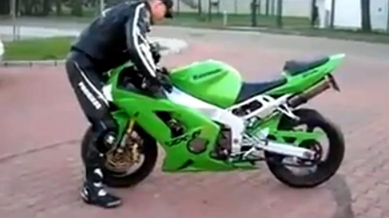 VIDEO Cascadorie eșuată! Ce a pățit un motociclist când a vrut să-și impresioneze prietenii cu noul motor :)