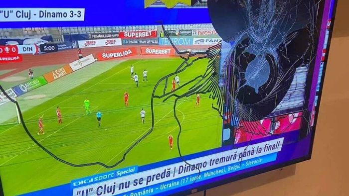 A spart televizorul de nervi, după ce ardelenii au egalat în U Cluj - Dinamo 3-3! Imaginea disperării unui fan al „câinilor” a devenit virală: a făcut praf aparatul electronic, furios că echipa alb-roșie e la un pas de Liga 2!