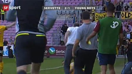 VIDEO** Și antrenorii o iau razna! Meleu provocat de un tackling făcut de un oficial pentru a trage de timp