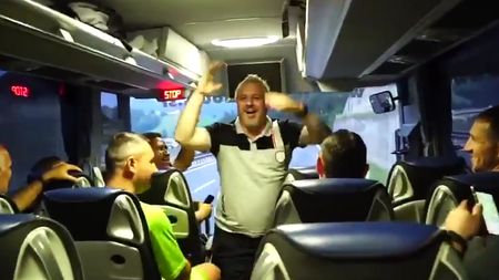 Șumudică și Budescu i-au cucerit definitiv pe arabi. VIDEO | Spectacol total în autocarul echipei