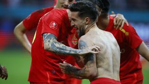 Imagini cu bucuria de nedescris după ce FCSB a devenit noua campioană a României! Fanii au invadat terenul și i-au luat pe sus pe jucătorii lui Gigi Becali. VIDEO