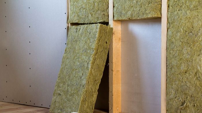 (P) Materialul care împiedică elemntele naturii să pătrundă în locuință
