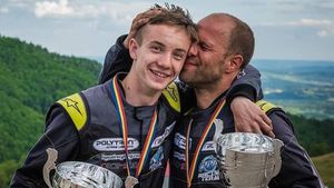 Puștiul minune din drift impresionează din nou. Își înfruntă tatăl pe circuitul Transilvania Motor Ring din Mureș