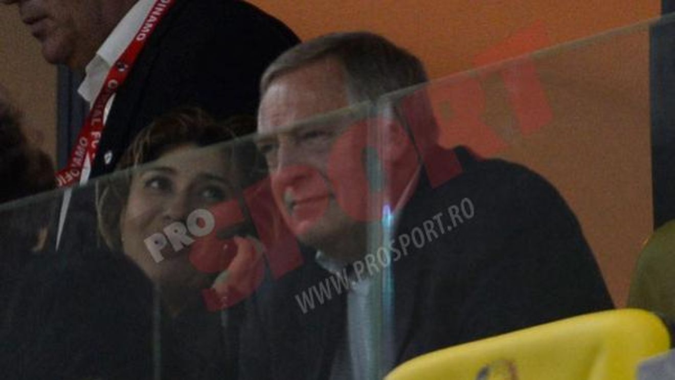 FOTO EXCLUSIV: Reprezentantul unui club URIAȘ și plin de bani a venit la meciul lui Dinamo!** Cine e personajul misterios care a însoțit-o pe Anamaria Prodan