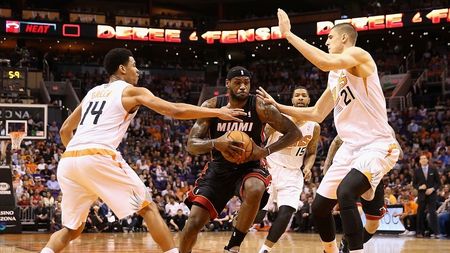 VIDEO - LeBron, ce aruncare. "Regele" a adus victoria lui Heat la buzzer beater în meciul cu Warriors