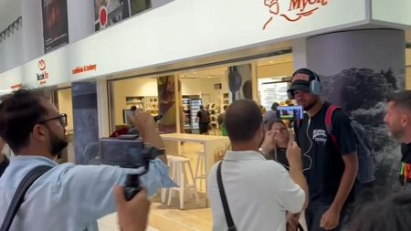 Imagini de la Bari! Malcom Edjouma, primit de presa italiană ca un star, dar ignorat complet de fani | VIDEO