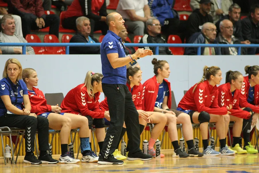 costica buceschi si-a condus echipa din fata televizorului