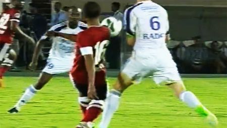 VIDEO Rădoi a intrat "la rupere" și era să-și "termine" un adversar! Intrarea pentru care a văzut roșu direct