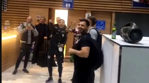 Imagini superbe din vestiarul campioanei CFR Cluj după cucerirea titlului! S-a petrecut cu bere și la aeroport | VIDEO