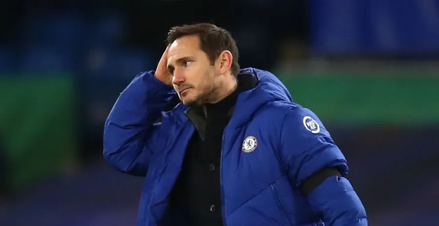 Frank Lampard a scăpat basma curată după ce a condus cu telefonul într-o mână și un pahar cu cafea în cealaltă!