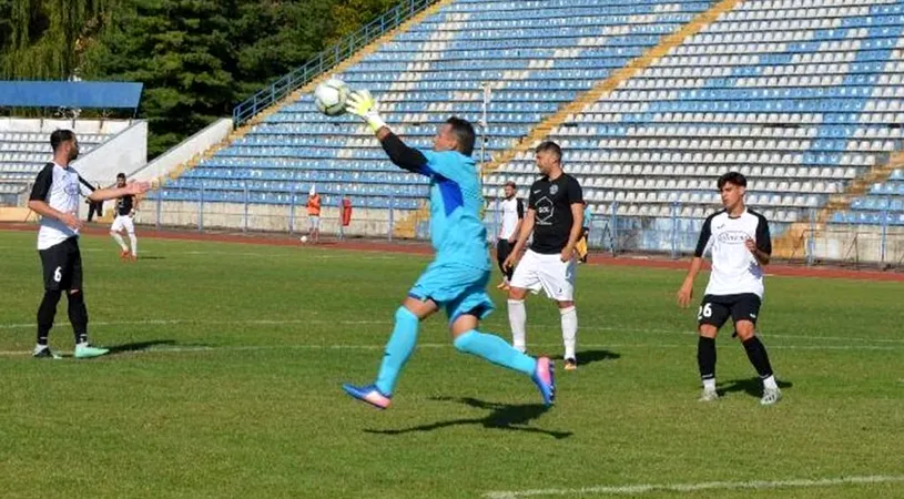 Liga 3, liga tuturor posibilităților! Minerul Costești a folosit la ultimul meci un portar de 49 de ani. ”Îmi era dor să apăr din nou. Era media de vârstă a echipei prea mică și am vrut să o ridic puțin.” În weekend, dacă va juca, va fi adversar cu fiul său