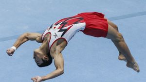 Kenzo Shirai, noul star al gimnasticii masculine. La 17 ani, japonezul a reușit un salt cu cvadruplu șurub la sol și a luat aurul