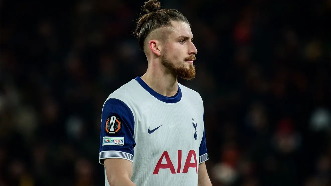 Viitorul lui Radu Drăgușin condiționează transferul unui fundaș central la FC Barcelona. Tottenham nu vrea să renunțe prea ușor