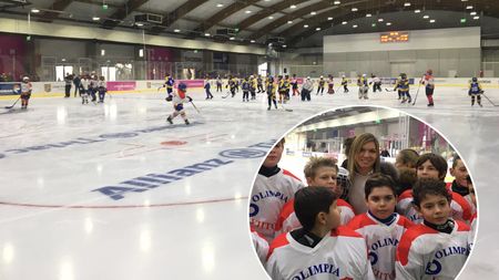 FOTO | Azi a fost inaugurat patinoarul construit de Ion Țiriac. Simona Halep a primit o pereche de patine: "Voi veni aici să patinez" Cât a costat arena