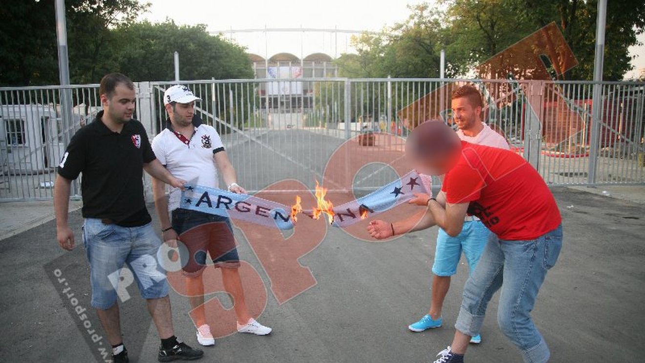 Răzbunarea "câinilor"! Fanii lui Dinamo au ARS un fular cu Argentina la "Național Arena"** FOTO