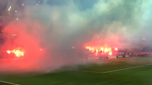 VIDEO | Incidente grave în Cupa Suediei, la derby-ul orașului Goteborg. Fanii au aruncat zeci de artificii în teren, iar portarul oaspeților a fost rănit. Decizia arbitrului