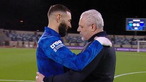 Benzema l-a îngropat cu un hat-trick pe Marius Șumudică și a luat foc la interviu după meci: „Ce știi tu?!”