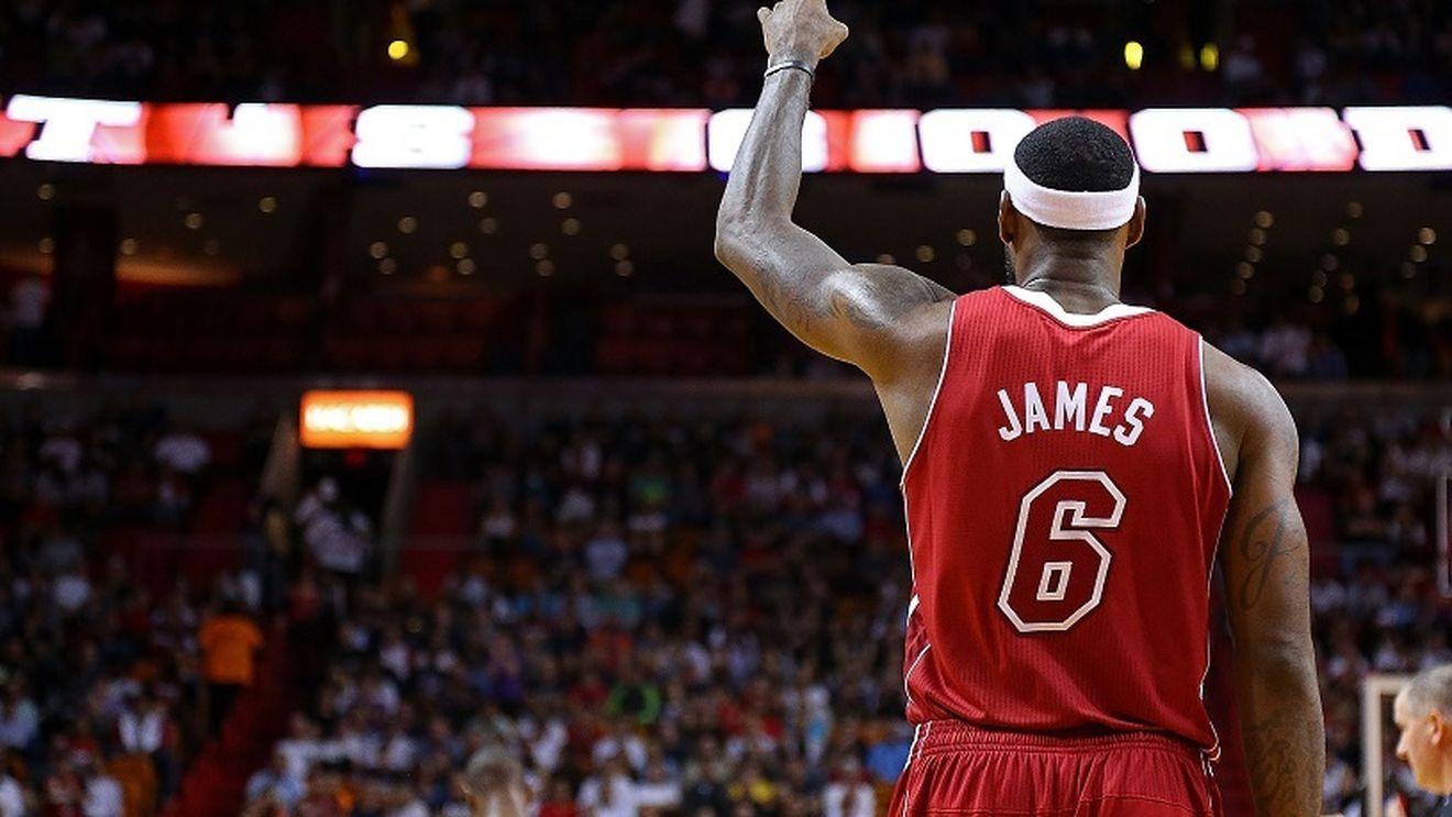 "Regele" s-a întors acasă! Cu James în mare formă, Heat a învins-o clar pe Cavaliers
