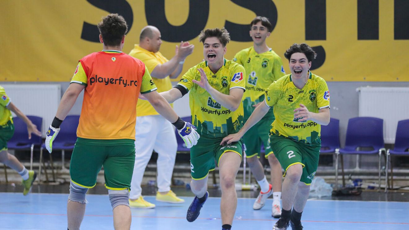 Influenceri, sportivi, jurnaliști și liceeni pe terenul de fotbal pentru finala Liga Liceelor Playerfy din București