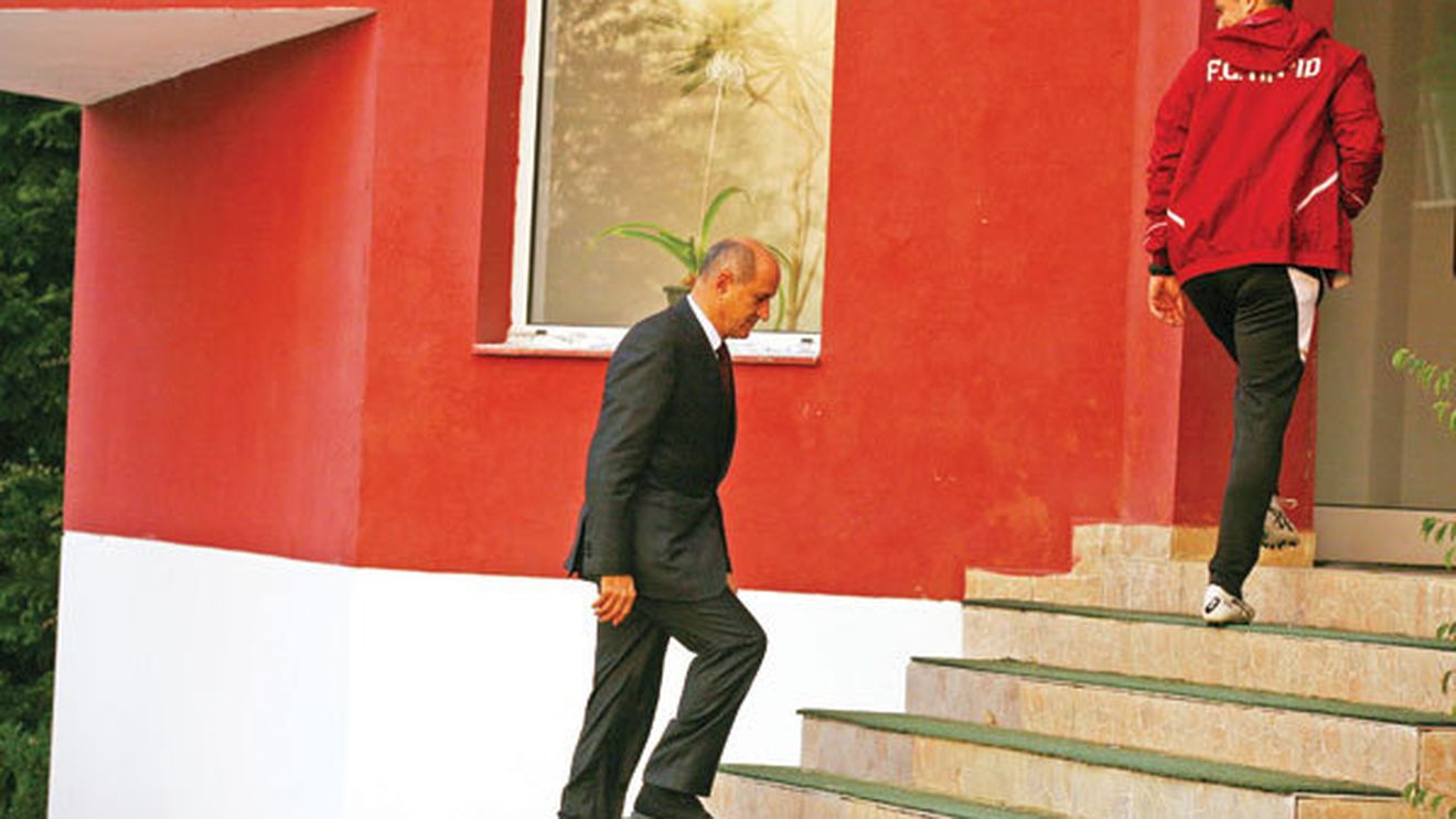 Presiune pe "domnul Presiune"!** Jucătorii s-au săturat să joace pe felicitări și l-au băgat pe Copos în ședință
