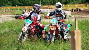 121 de piloți de enduro din întreaga Europă stau la coadă la Comănești