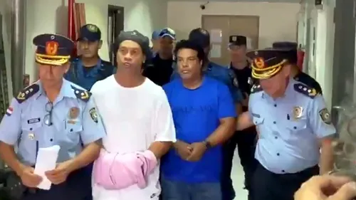 Imagini cutremurătoare! Ronaldinho surprins cu cătușele pe mâini! A ajuns în fața instanței, după ce a fost arestat | VIDEO