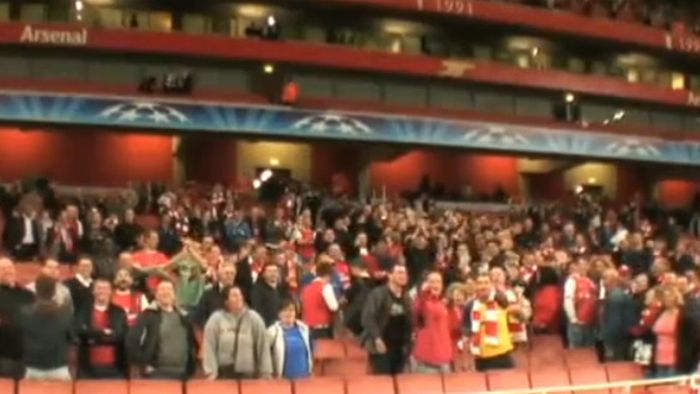 VIDEO** Din seria "pericole la locul de muncă"! Un reporter este sabotat de fanii lui Arsenal! :) Vezi cum!