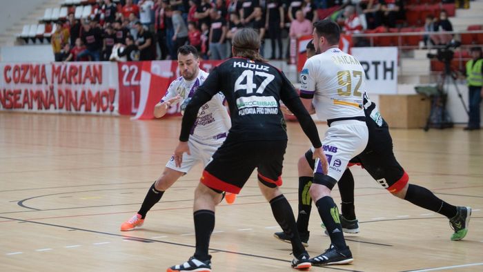 CS Dinamo a remizat cu SCM Politehnica Timişoara, în etapa a 17-a a Ligii Naţionale de handbal masculin. Suporterii l-au comemorat pe Marian Cozma, la 11 ani de la dispariția sa | GALERIE FOTO