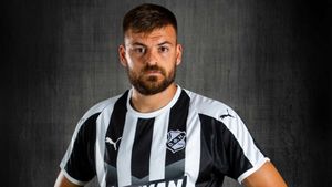 Un fundaș grec cu meciuri în prima ligă, a doua achiziție a zilei la Rapid. ”Mă bucur să ajung la un club cunoscut în Europa”