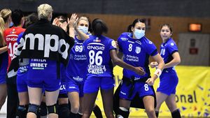 CSM București s-a calificat în finala Cupei României și la lupta duminică pentru trofeu cu marea rivală, SCM Rm. Vâlcea. Urmează a treia finală la rând între marile forțe ale handbalului feminin