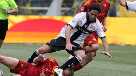 Protest inedit în Italia! Suporterii Parmei au venit cu pachețel "la muncă"! :)