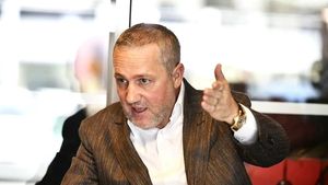 Mihai Rotaru, prima reacție după ce l-a învins pe Adrian Mititelu în războiul pentru palmaresul Universității Craiova! Anunț bombă: „Trebuie să schimbe stema, e copia stemei noastre!” | EXCLUSIV