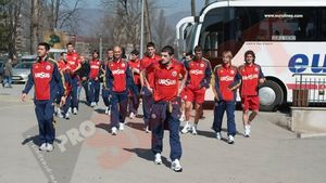 SUPER GALERIE FOTO** Tricolorii au ieșit la plimbare, doi jucători au rămas la hotel! VEZI care e starea lui Mutu!